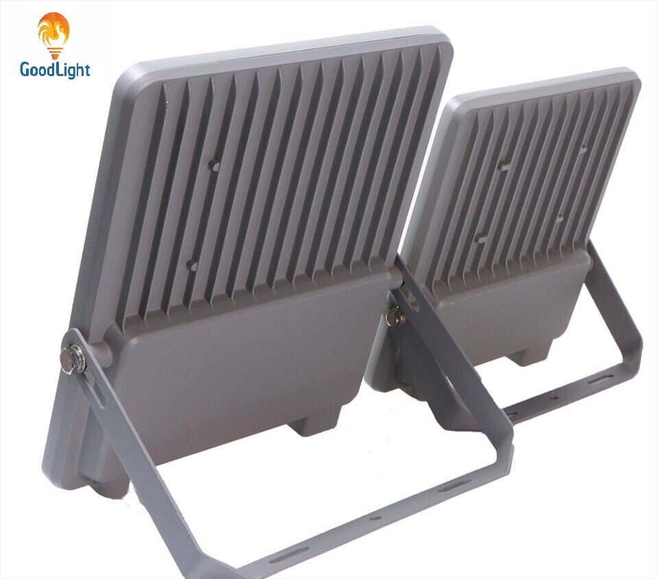 đèn-pha-năng-lượng-mặt-trời-200w